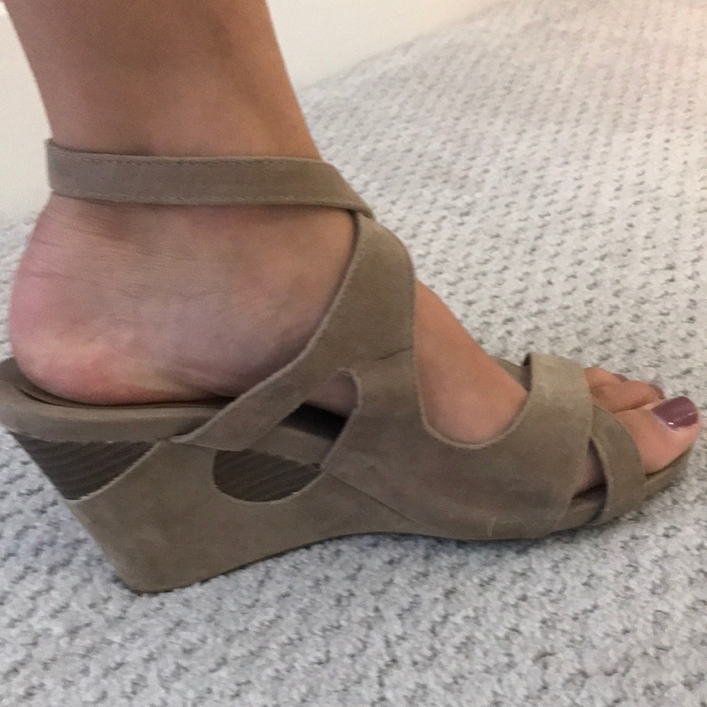 Nude Wedges - Picture 2 of 4